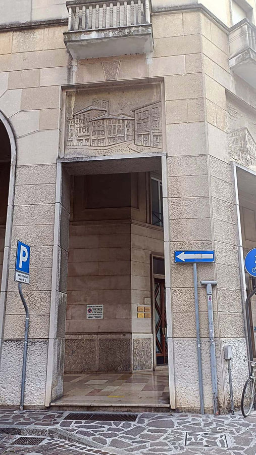 mantova-palazzo-bnl-banca-nazionale-del-lavoro-bassorilievo-di-albana-seguri