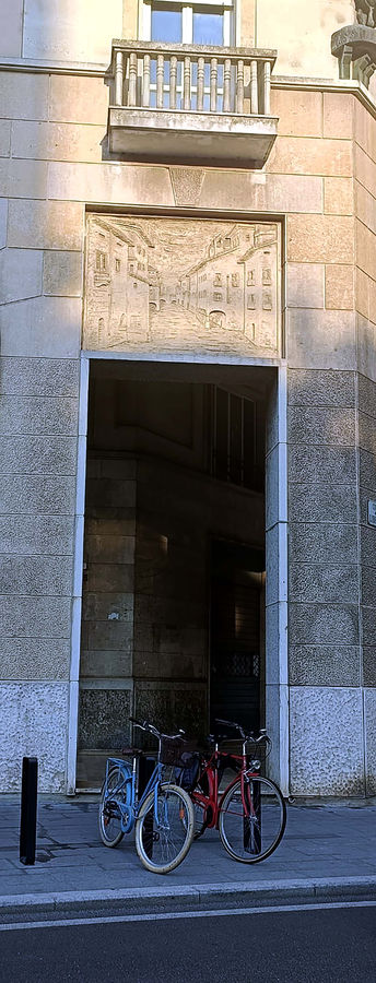 mantova-palazzo-bnl-banca-nazionale-del-lavoro-bassorilievo-il-rio