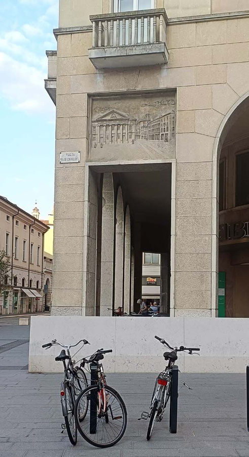 mantova-palazzo-bnl-banca-nazionale-del-lavoro-bassorilievo-di-paoletti-teatro-sociale