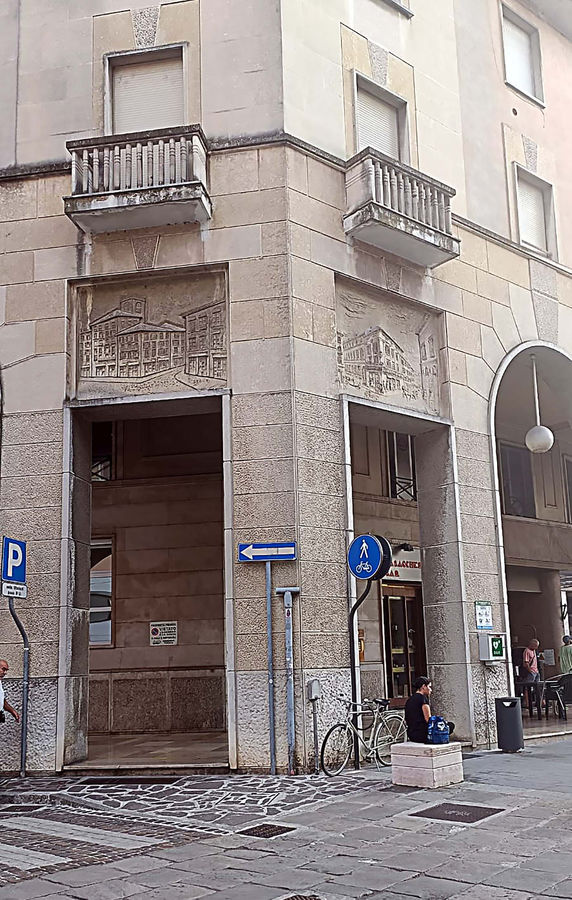 mantova-palazzo-bnl-banca-nazionale-del-lavoro-bassorilievi-di-seguri-e-sabbadini