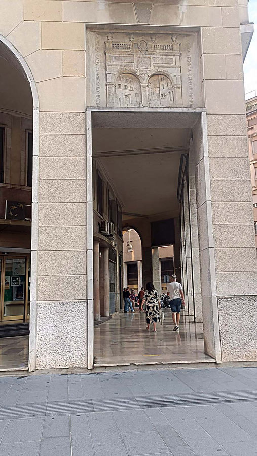 mantova-palazzo-bnl-banca-nazionale-del-lavoro-porta-leona