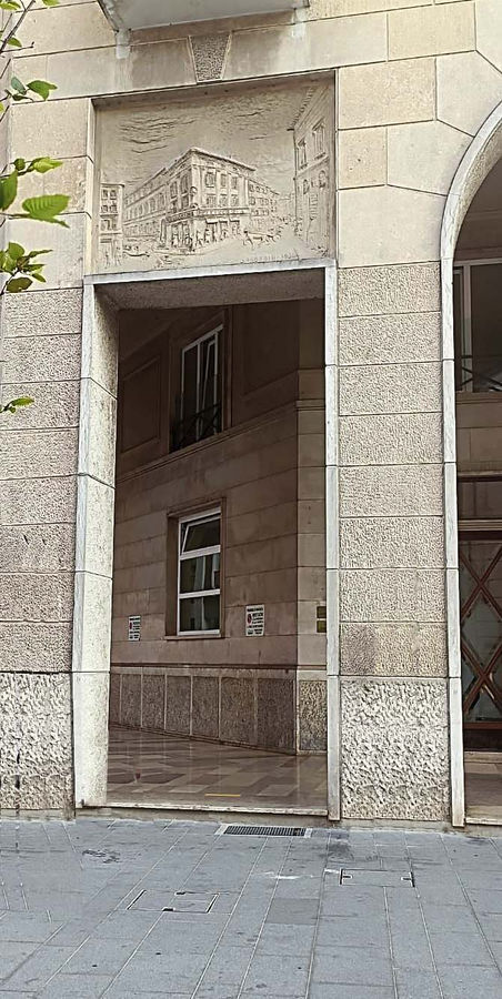 mantova-palazzo-bnl-banca-nazionale-del-lavoro-bassorilievo-di-selvino-sabbadini