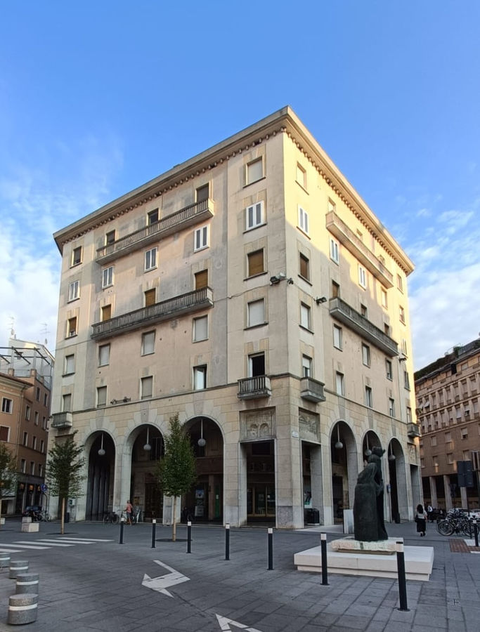 mantova-palazzo-bnl-banca-nazionale-del-lavoro-piazza-cavallotti