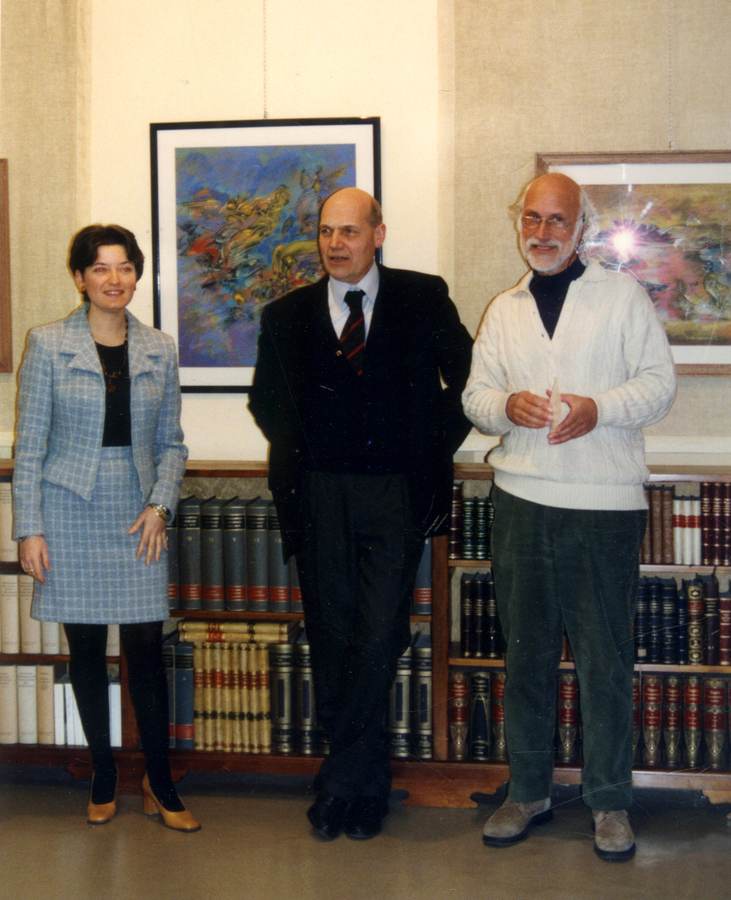 Aldo Pancheri tra Arianna Sartori e Gilberto Cavicchioli all'inaugurazione della sua personale il 31 marzo 2000 a Mantova alla Galleria Sartori