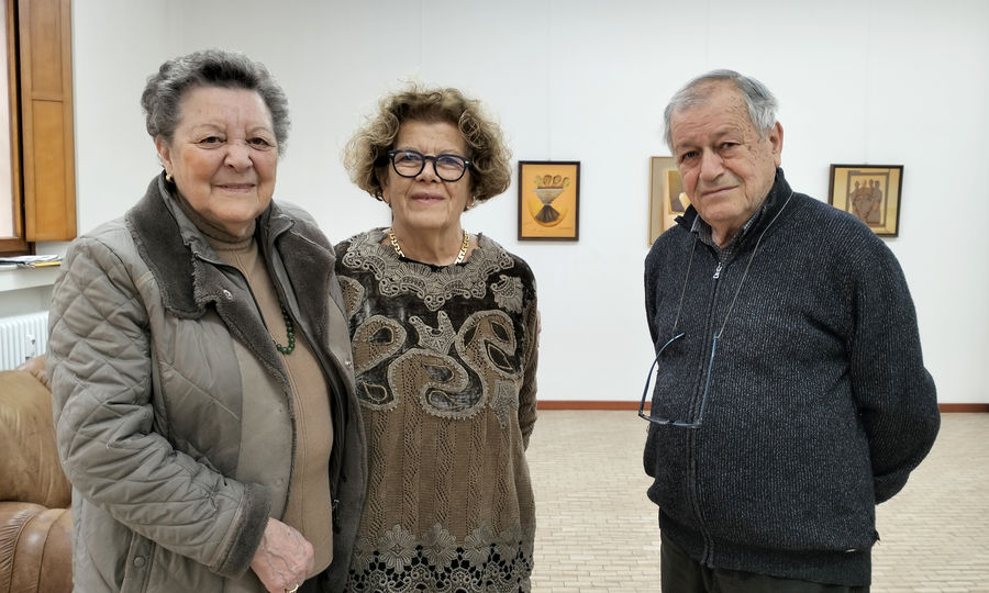 Maria Teresa Nozza Paolantonio, Maria Gabriella Savoia e Adalberto Sartori - 28 febbraio 2026 alla mostra: Omaggio a Cesare Paolantonio - Galleria Arianna Sartori - Mantova.