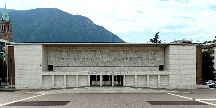 bolzano-casa-del-fascio-o-casa-littoria-ora-palazzo-degli-uffici-finanziari
