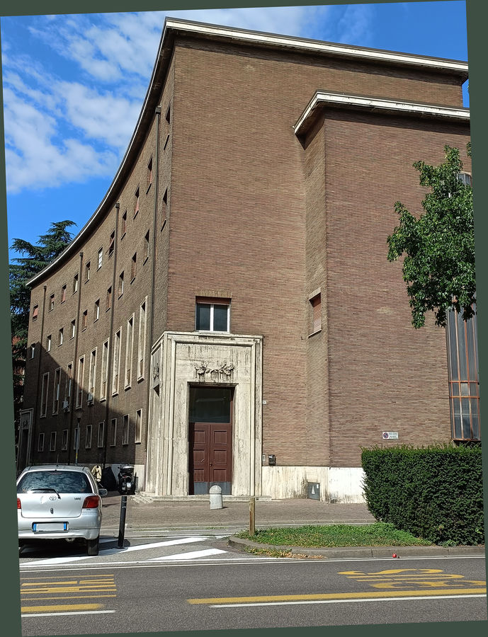 bolzano-casa-del-fascio-o-casa-littoria-facciata-laterale-ora-palazzo-degli-uffici-finanziari