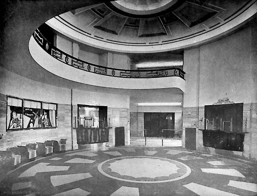 atrio-del-cinematografo-barberini-in-roma