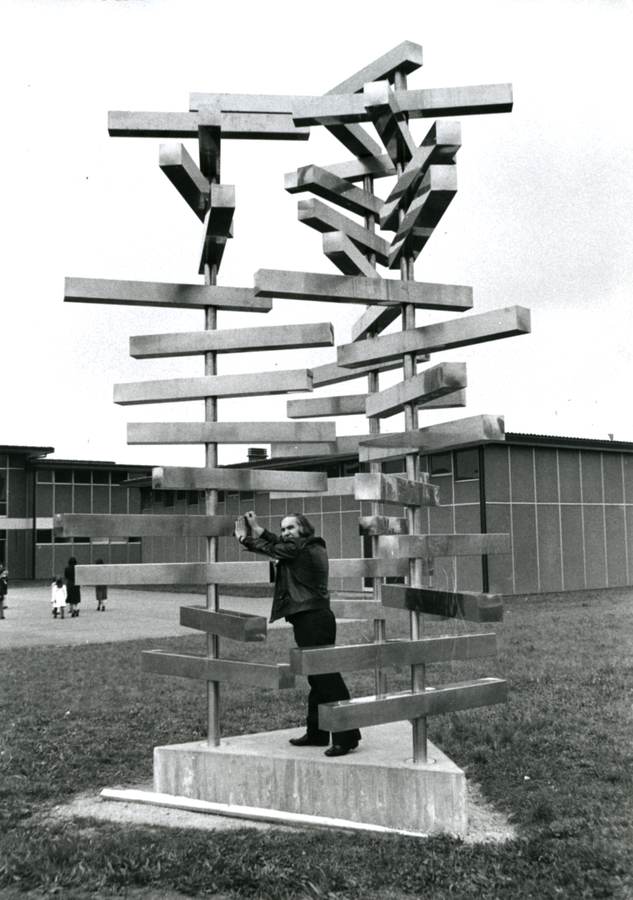 Lorenzo Piemonti: Fratellanza Universale, 1976, monumento manipolabile in acciaio inox, h m 6,50