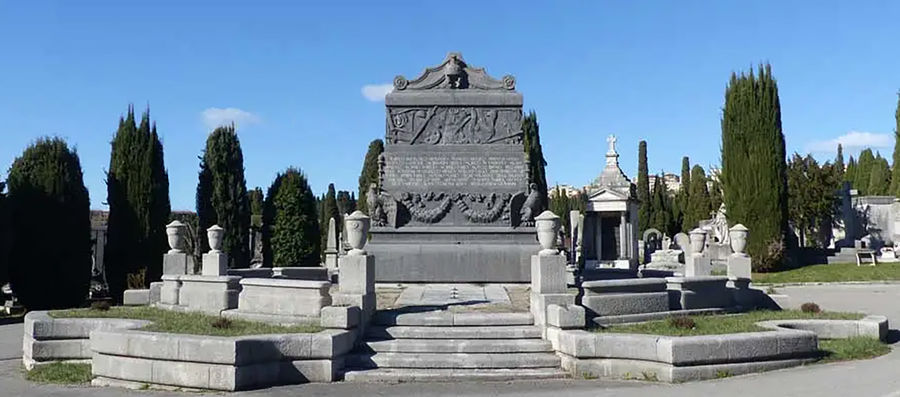 trieste-sacello-ai-caduti-il-monumento-ospita-le-spoglie-di-guglielmo-oberdan-e-dei-caduti-della-prima-guerra-mondiale-cimitero