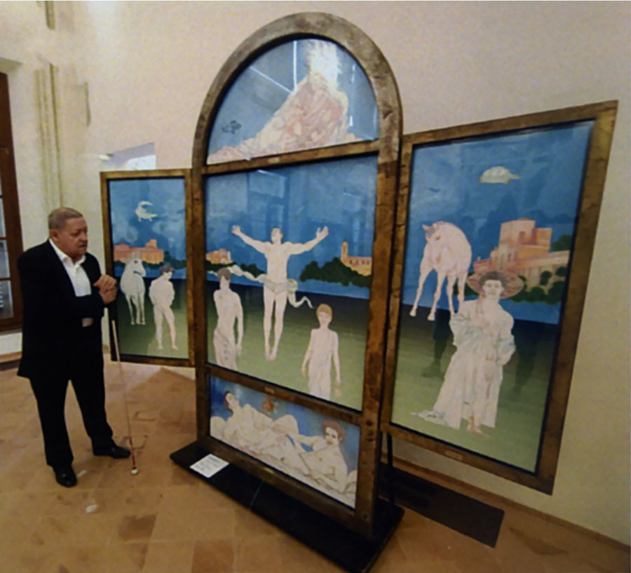 Mauro Quetti, 2025, davantii al suo dipinto: Polittico Anabasi - aperto del 1998-99. (Foto: Bruno Melli)