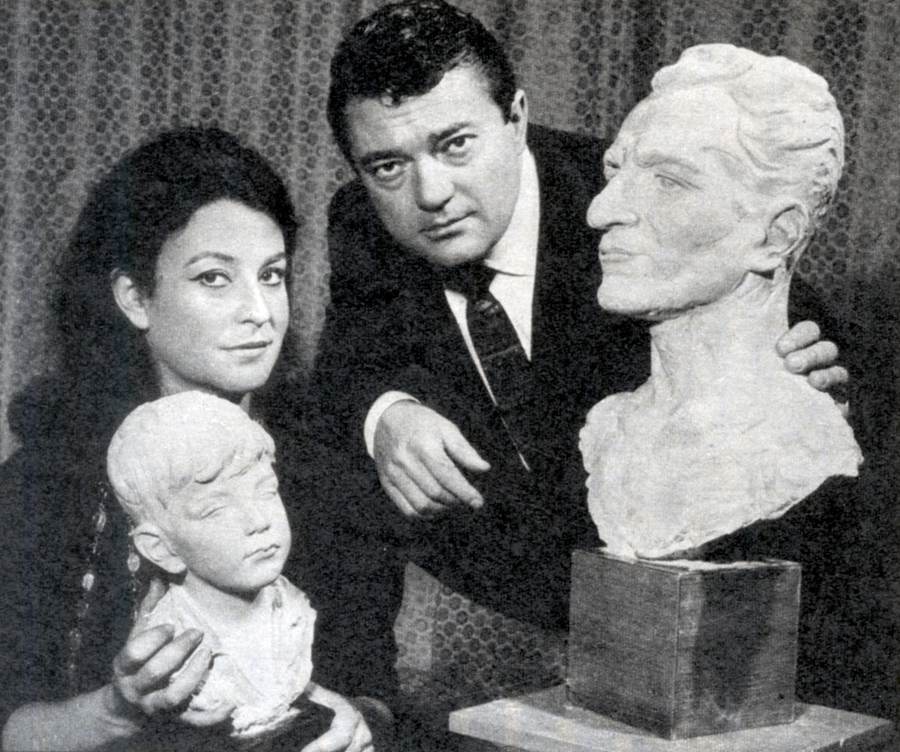 Lo scultore Gualberto Rocchi e la moglie Claudina mostrano i busti dello Scià Reza Pahlavi, e del principino Reza Ciro - (1963).