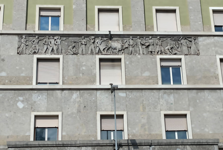 bolzano-inno-al-duce-palazzo-infps-piazza-della-vittoria