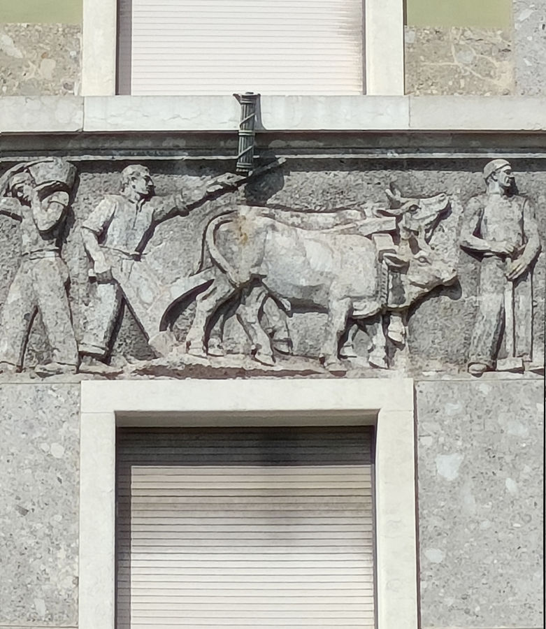 bolzano-inno-al-duce-dettaglio-palazzo-infps-piazza-della-vittoria