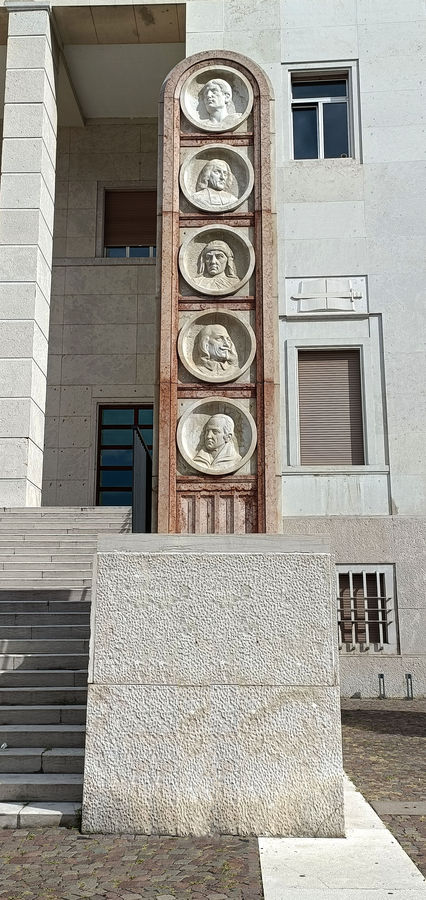 bolzano-5-medaglioni-di-giuristi-illustri-palazzo-di-giustizia