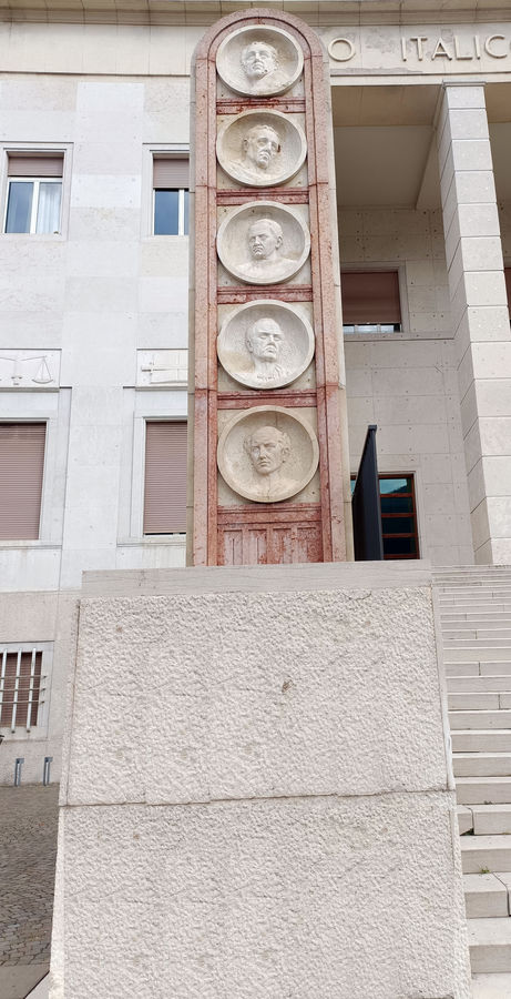 bolzano-5-medaglioni-di-giuristi-illustri-palazzo-di-giustizia