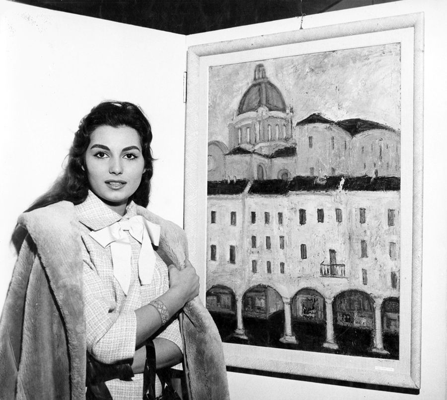 Rosanna Schiaffino visita la mostra di Ruberti a Roma, Galleria Athena, giugno 1962.