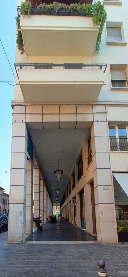 mantova-palazzo-ariston-particolare-portico-da-via-madonna-dellorto