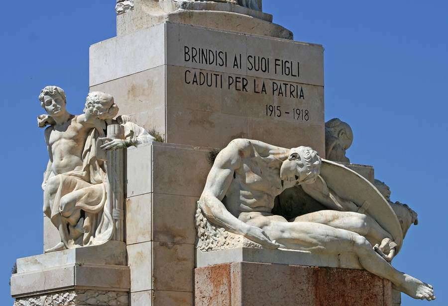 brindisi-monumento-ai-caduti-di-brindisi-particolare