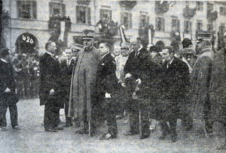 Alba 1929 - S.A.R. il Duca D'Aosta, accompagnato dello scultore Stagliano, dal Senatore Bistolfi.....