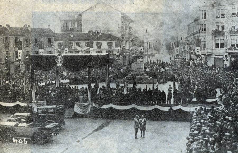 Alba 1929 - Inaugurazione monumento al Generale Govone - Il palco della Autorità.
