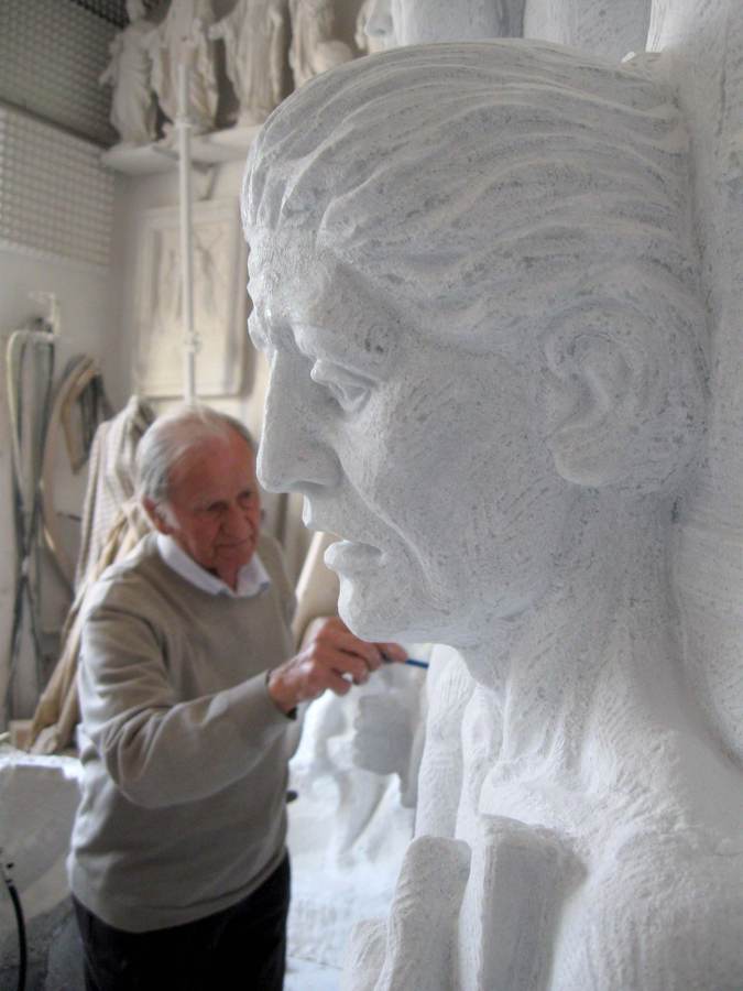 Gino Terreni  a Pietrasanta, mentre lavora al marmo del Monumento alla Pace di Certaldo, 2012.