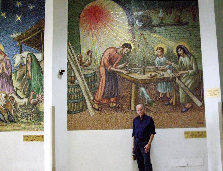Gino Terreni  di fronte al mosaico La Sacra Famiglia, Santuario di Materdomini, Caposele, AV, 1980.