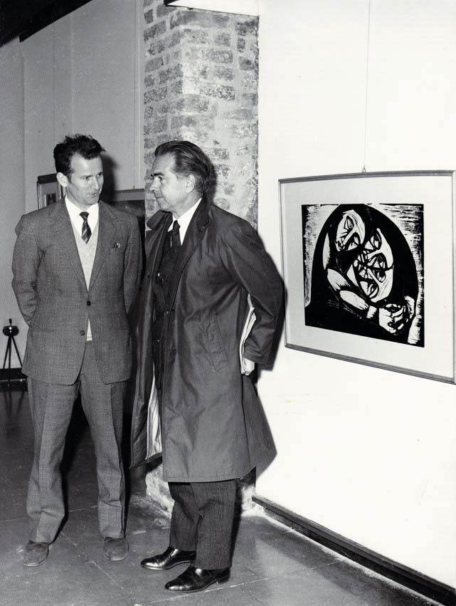 Gino Terreni insieme all'amico Giorgio Trentin a Venezia, Galleria Il Traghetto 1964.