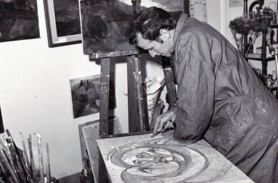 Gino Terreni mentre incide una xilografia, inizi anni '60.