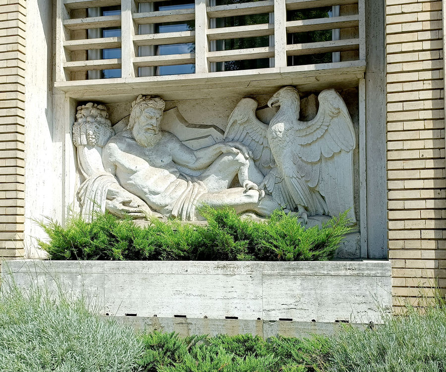 bolzano-fontana-del-tevere-adige-piazza-della-vittoria-palazzo-delle-corporazioni