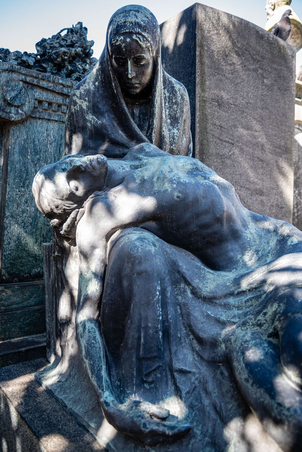 la-pieta-famiglia-dal-molin-rialzato-a-ponente-n-11g-cimitero-monumentale-di-milano