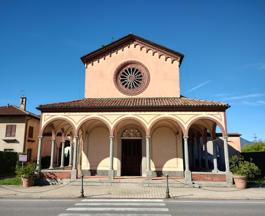 madonna-fra-i-santi-giorgio-e-rocco-lunetta-sopra-il-portale-della-chiesa-di-san-giogio-a-bodio-lomnago-varese