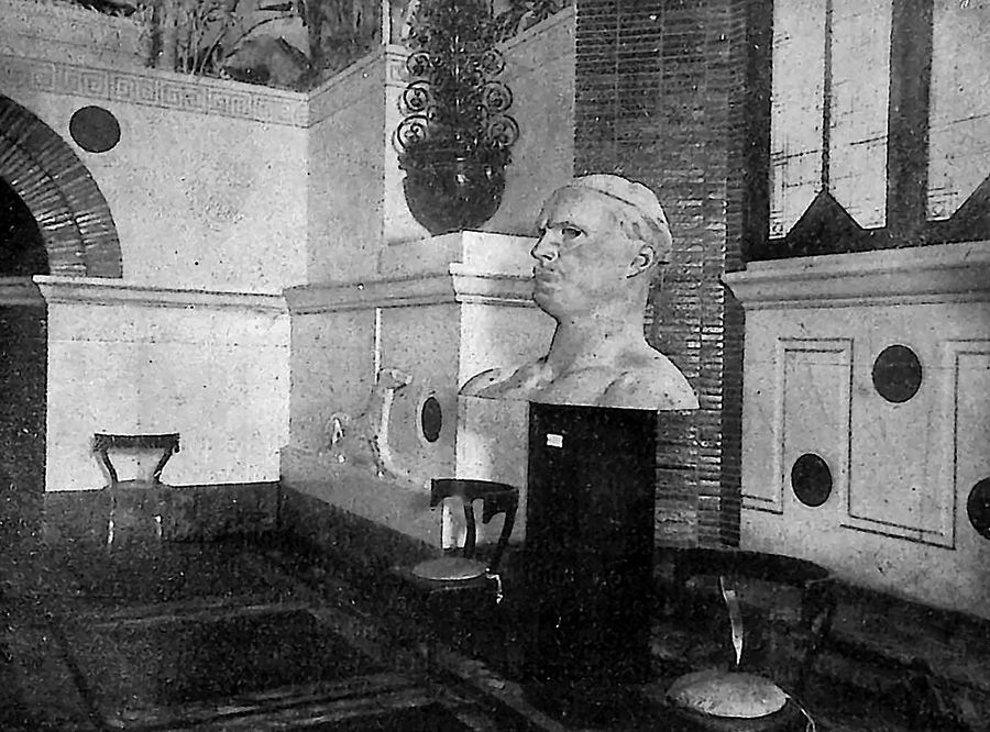mussolini-padiglione-italiano-allesposizione-darte-decorativa-di-parigi-sezione-italiana-busto-di-mussolini