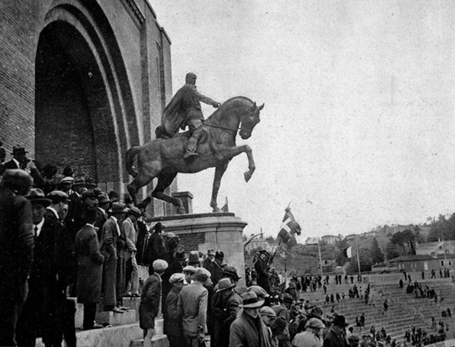 benito-mussolini-a-cavallo-stadio-di-bologna-distrutto