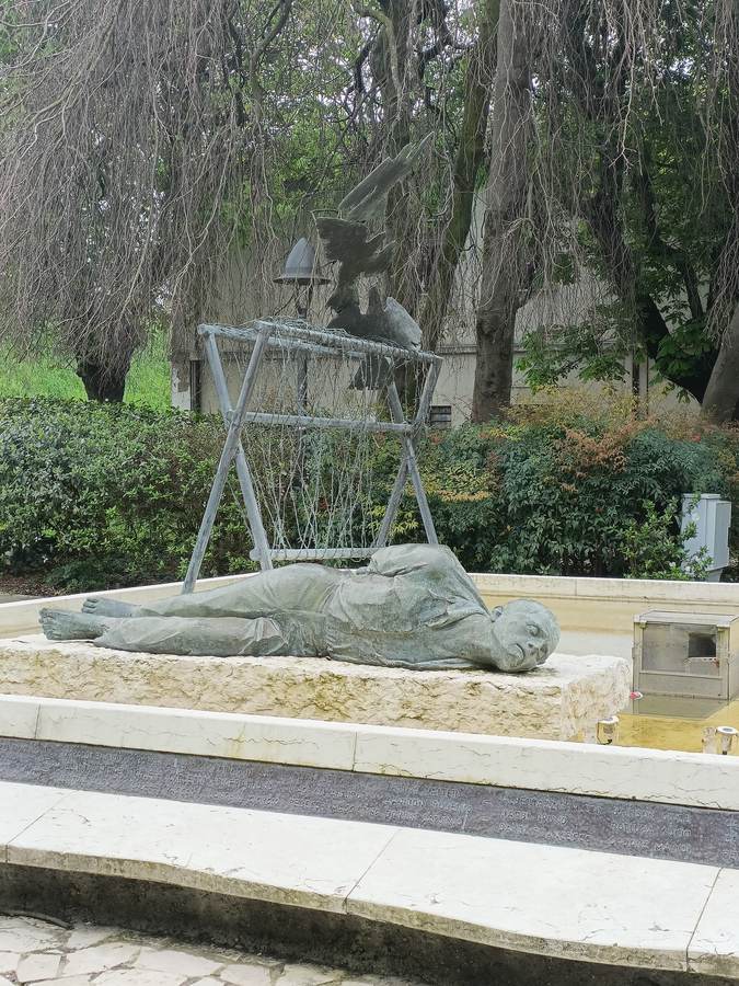 revere-mantova-monumento-ai-caduti-di-tutte-le-guerre-fontana-revere-mn
