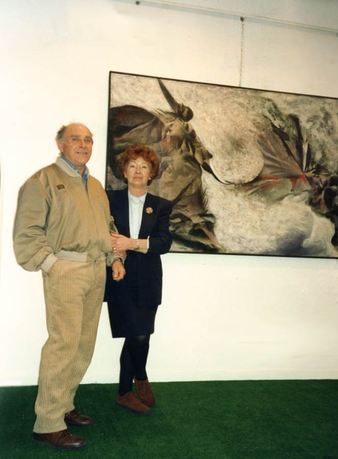 Giordano Garuti con la Direttrice del Centro Cultura le Fontanella Borghesedi Roma nell'aprile 1994. Alle spalle il dipinto 