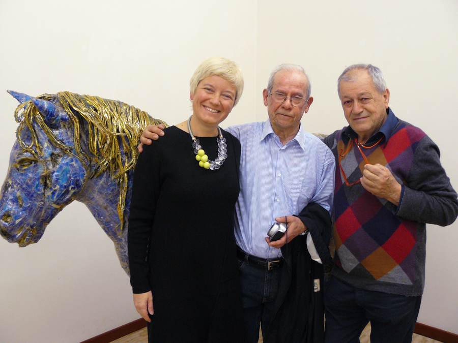 Mariano Pieroni tra Arianna e Adalberto Sartori all'inaugurazione della personale 