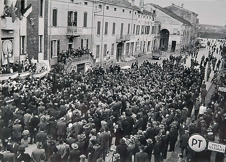 san-benedetto-po-mantova-ex-casa-del-fascio-nel-dopoguerra-manifestazione