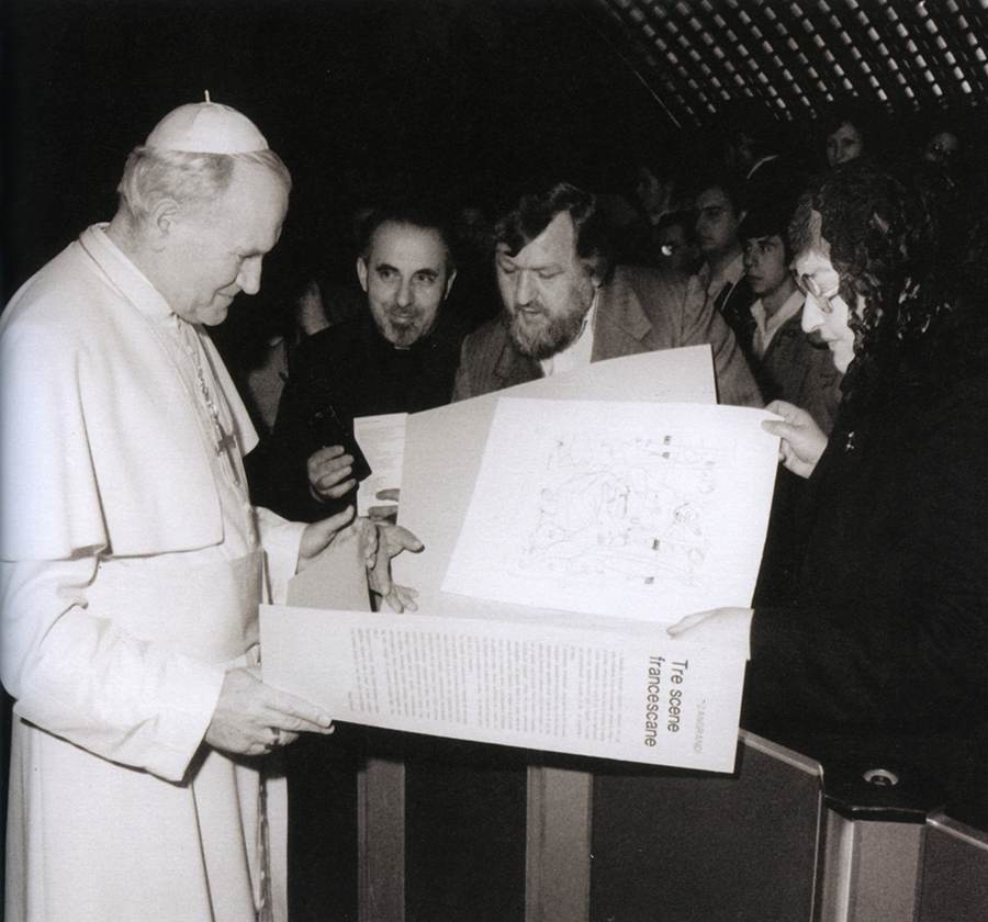 Città del Vaticano, sala Nervi, 24 aprile 1980, incontro con Giovanni Paolo II. Con l'artista sono presenti, la moglie Nerea e l'amico Comboniano padre Cirillo Tescaroli.